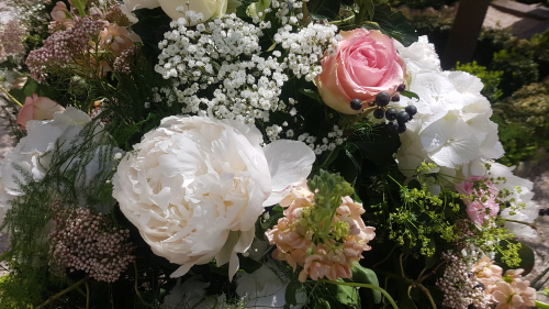 Bouquet de fleurs pastel blanc et rose pâle