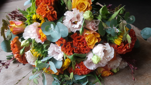 Bouquet de fleurs mix orange et rose pâle