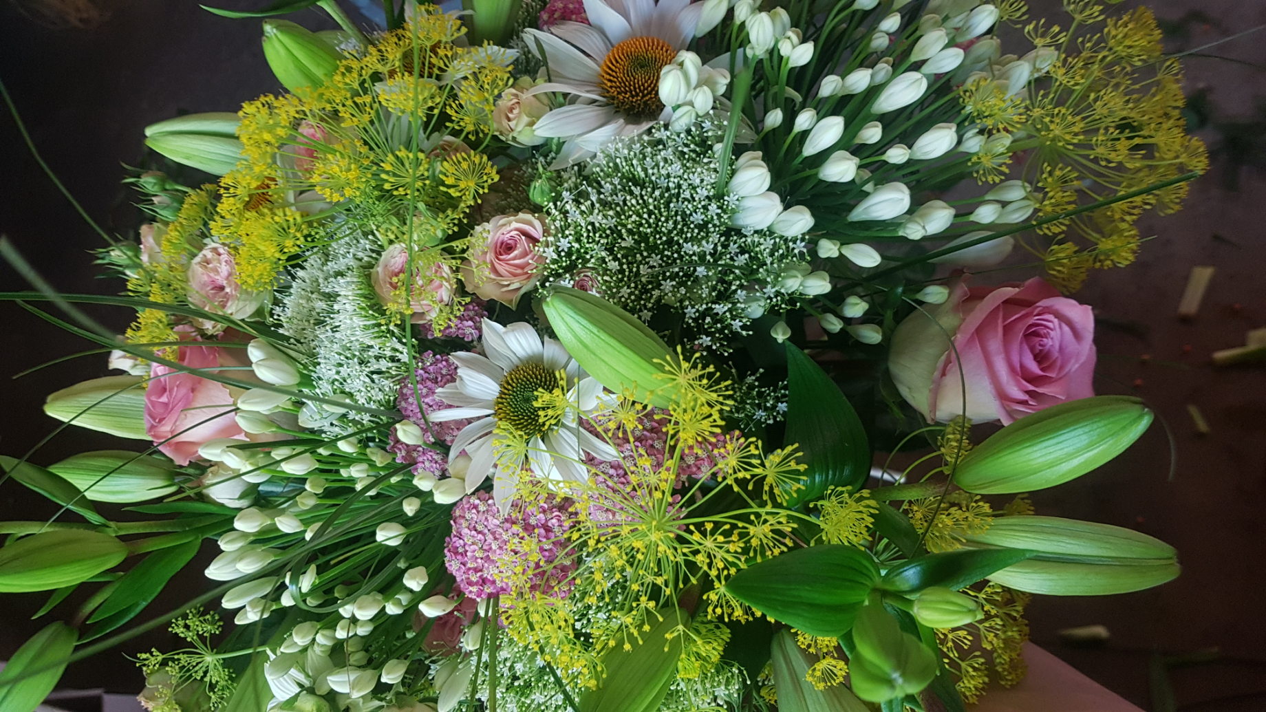Bouquet de fleurs pastel blanc et rose pâle